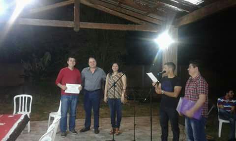Otorgan mención de honor a docente apartado por supuesto acoso