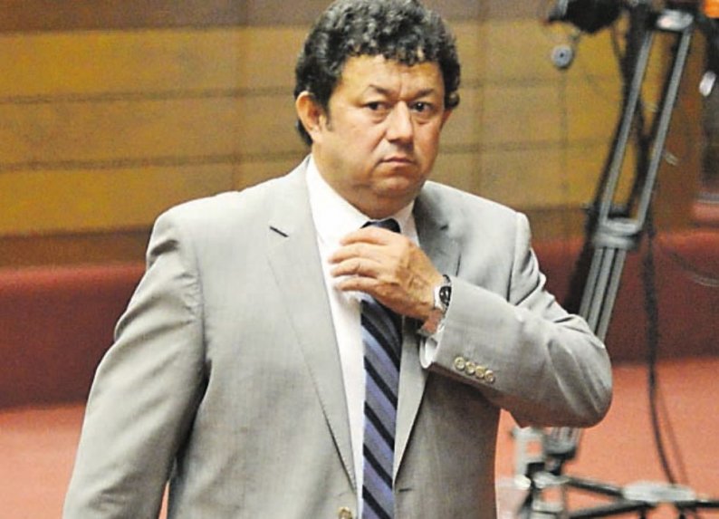 Abandonó la sesión sin votar