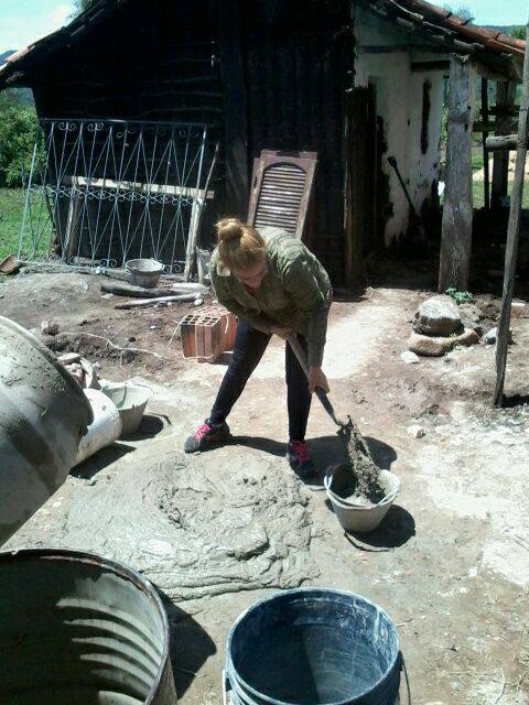Voluntarios construyen casa para una Familia de escasos recursos en ...