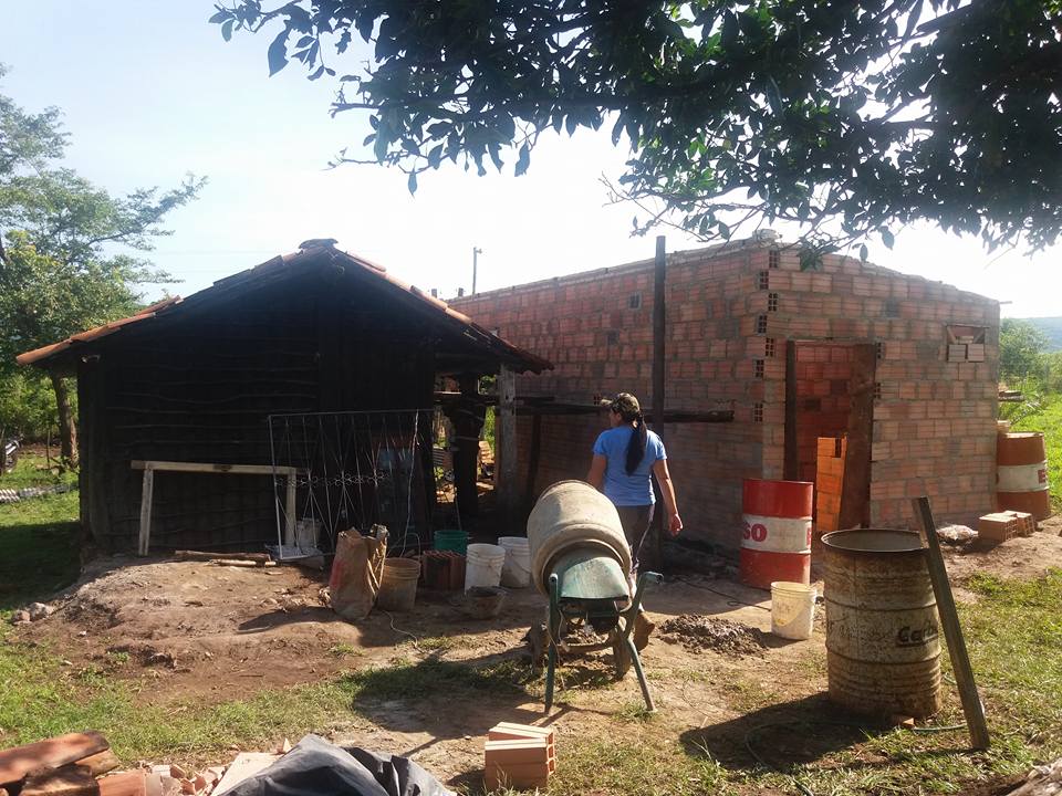Voluntarios construyen casa para una Familia de escasos recursos en Sapucai