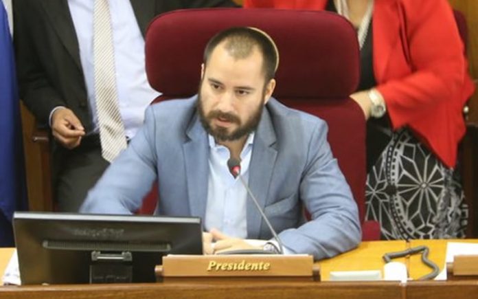 Firmatón pro juicio político “es un acto simbólico” de la oposición