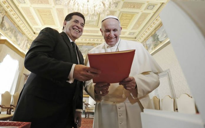 Cartes mostró al Papa avance del barrio ‘San Francisco’ en el RC4