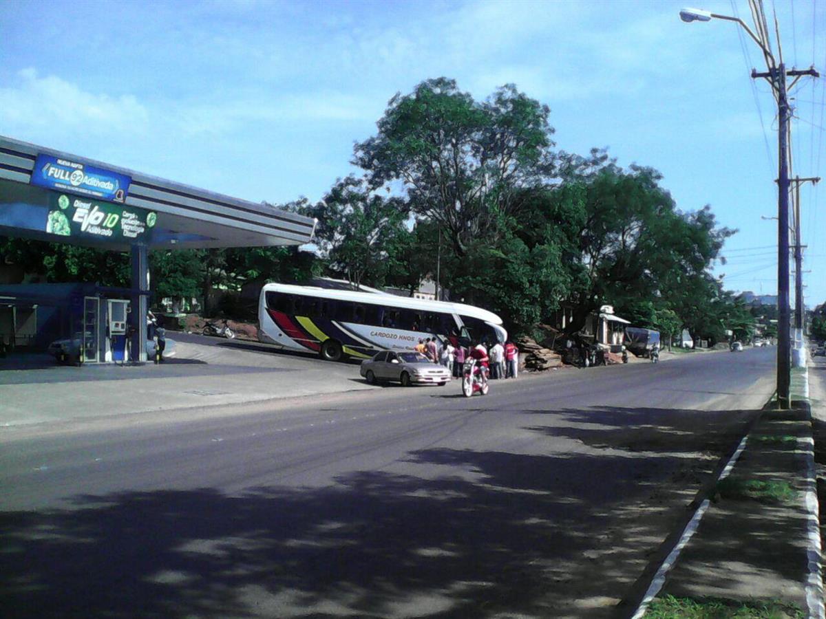 Colectivo se atasca en un gran bache