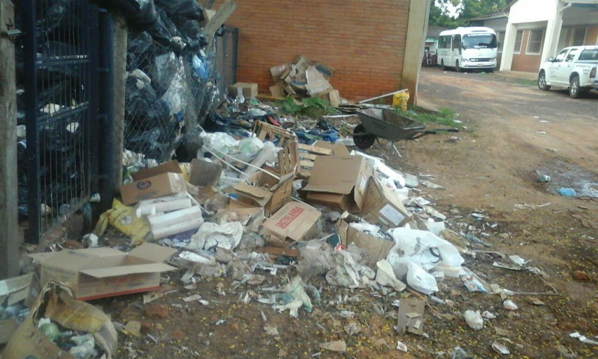 Basuras desparramadas en el Hospital Regional de Villarrica