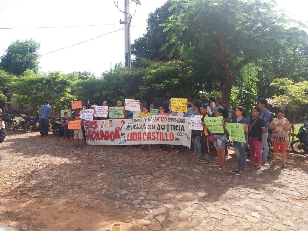 Manifestación en Villarrica contra prisión domiciliaria otorgada al Ing. Edgardo Gonzalez