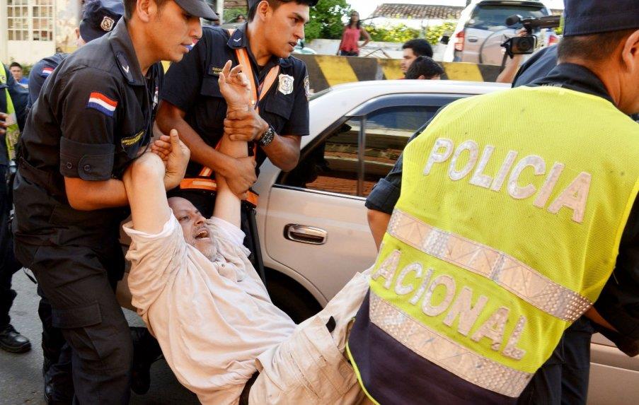 Agreden violentamente a Paraguayo Cubas frente a sus hijas
