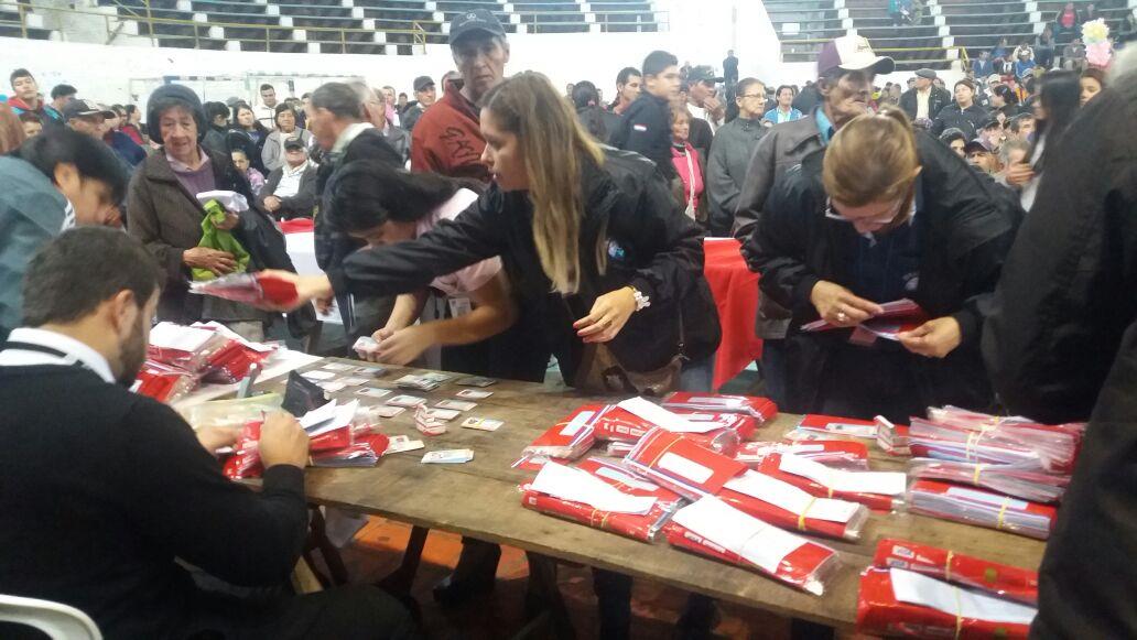 Realizan entrega de tarjetas a abuelitos