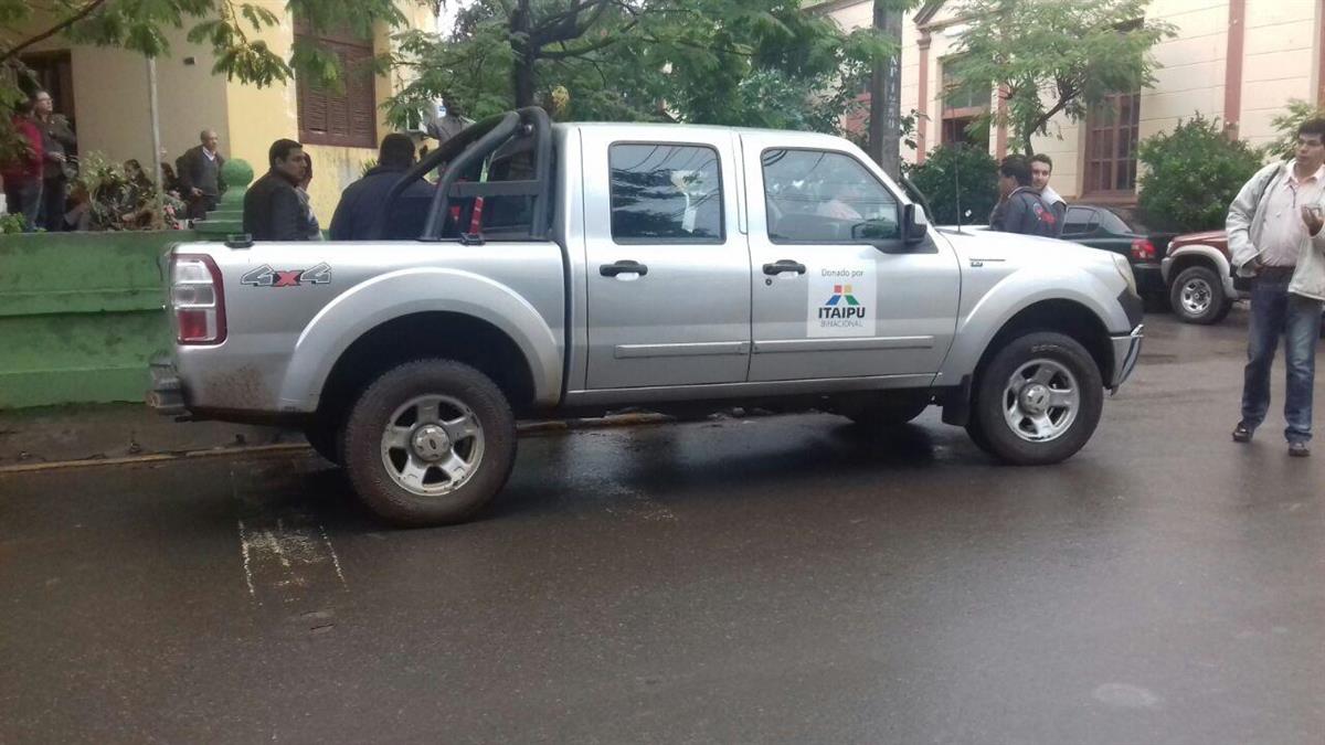Itaipu donó dos camionetas y computadoras a las supervisiones de educación