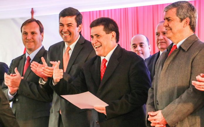 Cartes anuncia aumento salarial para docentes