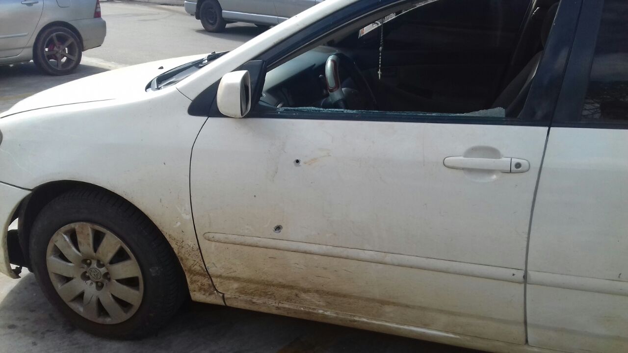 Balearon vehículo de gerente del Supermercado Herrero en un intento de asalto