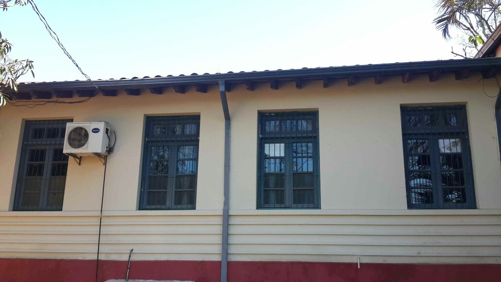 Colocan rejas en ventanas del Hospital Regional para luego instalar computadoras