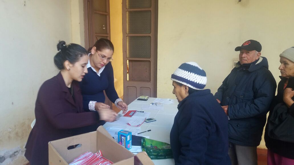 Sigue entrega de tarjetas a personas de la tercera edad en Villarrica
