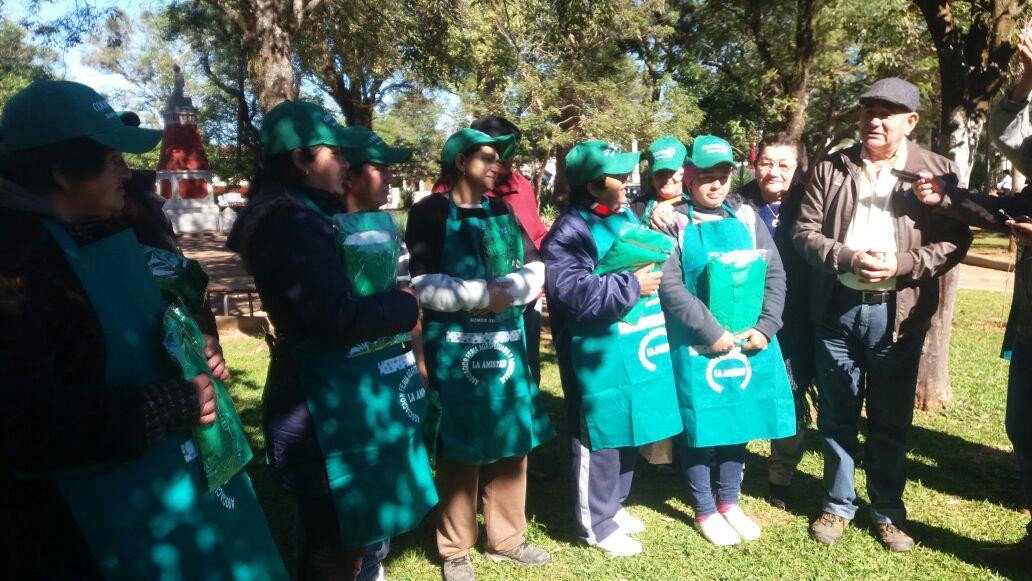 Coopeduc entregó aportes a feriantes