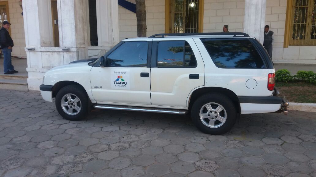 La Itaipu donó camioneta a la Municipalidad de Villarrica