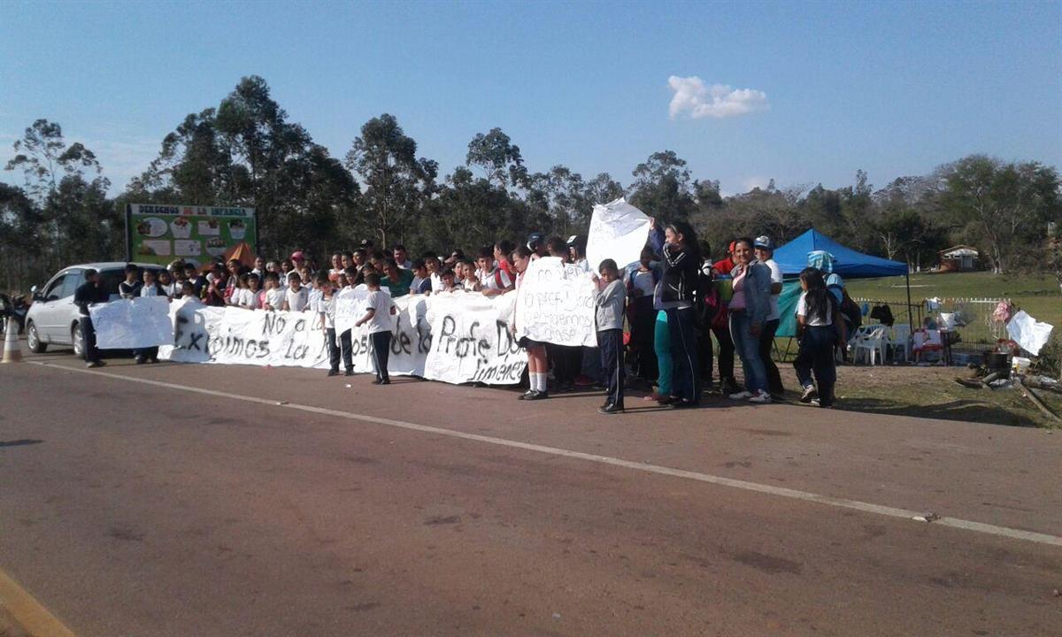 Padres montan carpa y protestan para exigir reincorporación de docente en Tebicuarymí