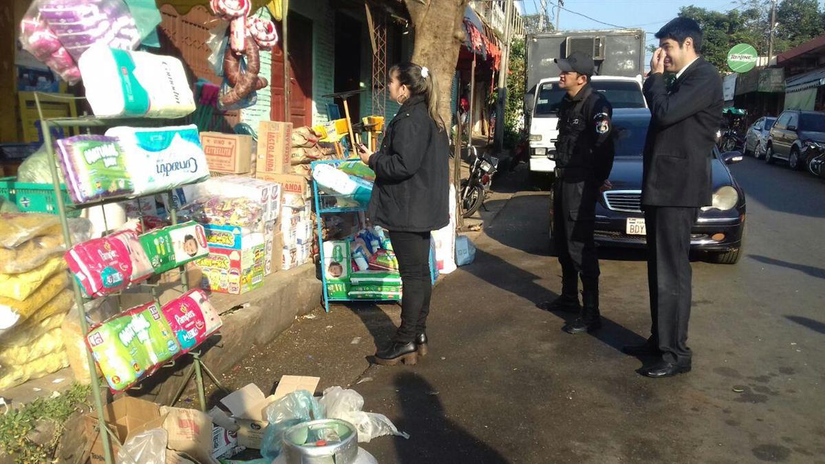 Comerciantes vuelven a sacar mercaderías a la calle
