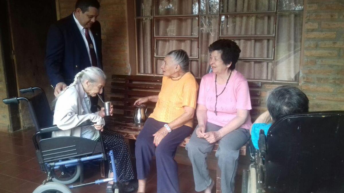 Equipo de futsal donó su premio a Hogar de Ancianos