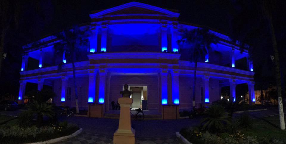 Y hoy la municipalidad se puso azul por el 18 de octubre
