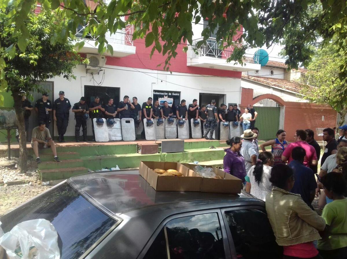 Incidentada jornada de reclamos en la gobernación de Oscar Chávez