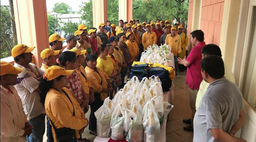 Entregaron nuevos uniformes y obsequios de navidad a trabajadores de la municipalidad