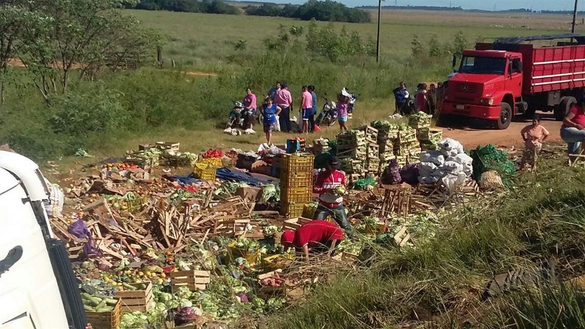 Una camión con hortalizas volcó en Ruta 8
