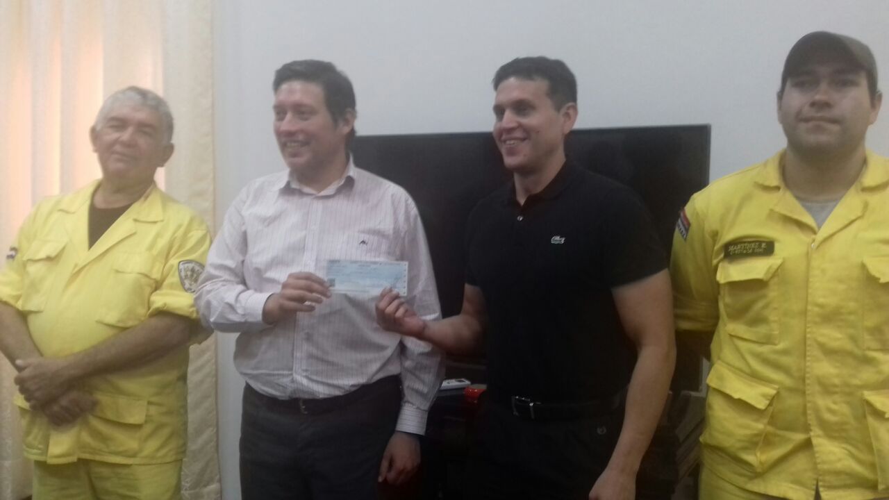 Municipalidad entregó 8 millones de guaraníes a bomberos