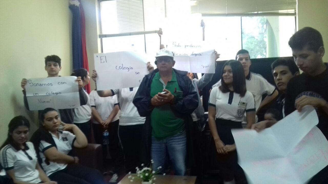 Estudiantes del Colegio Nacional de Villarrica piden prioridad para refacciones