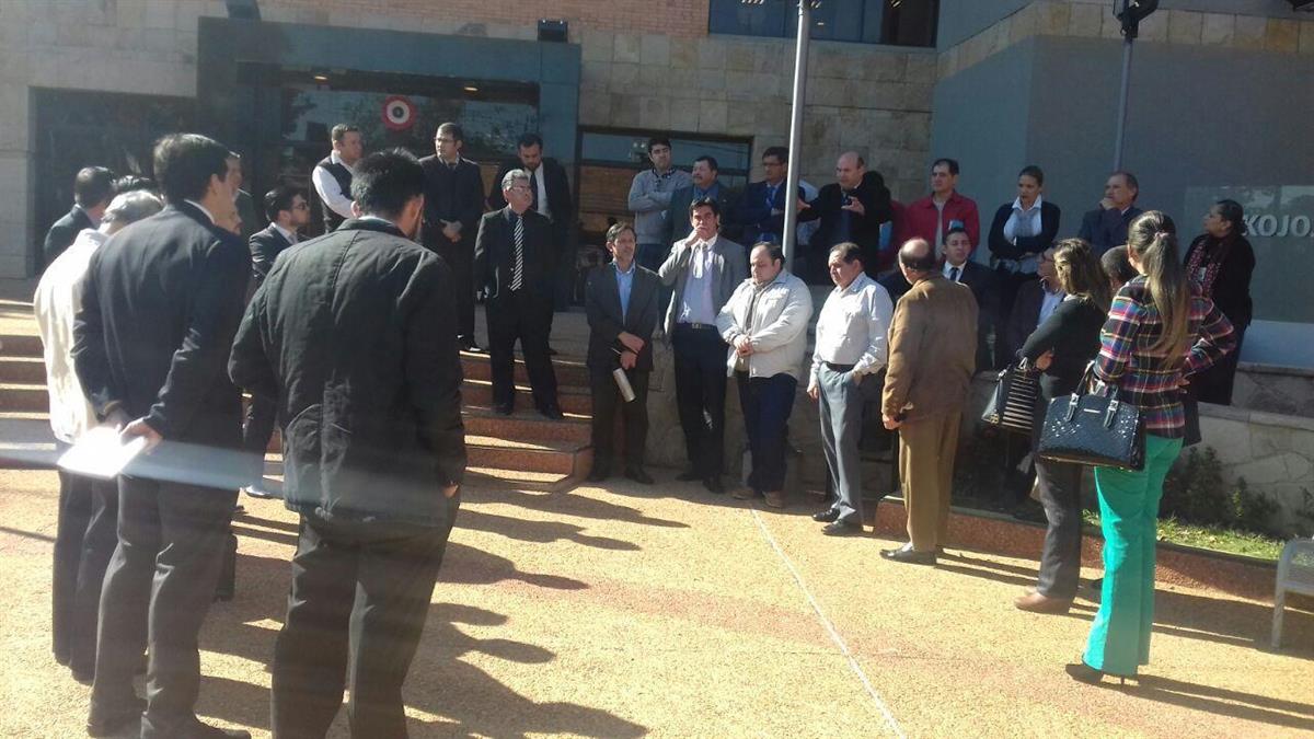 Abogados denuncian competencia desleal