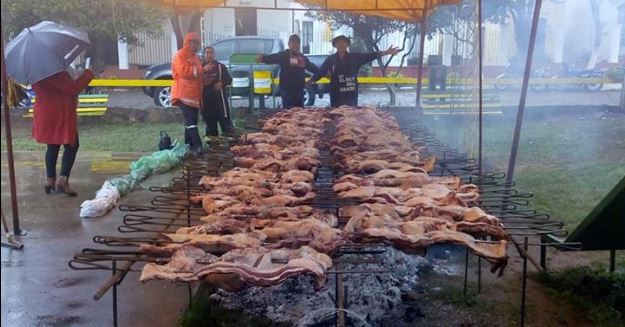 Bomberos con exitosa venta de asado