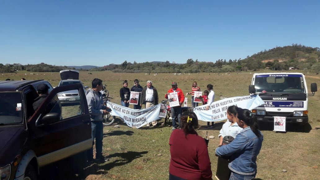 Escracharon al padre Félix Miranda en Potrero Garay