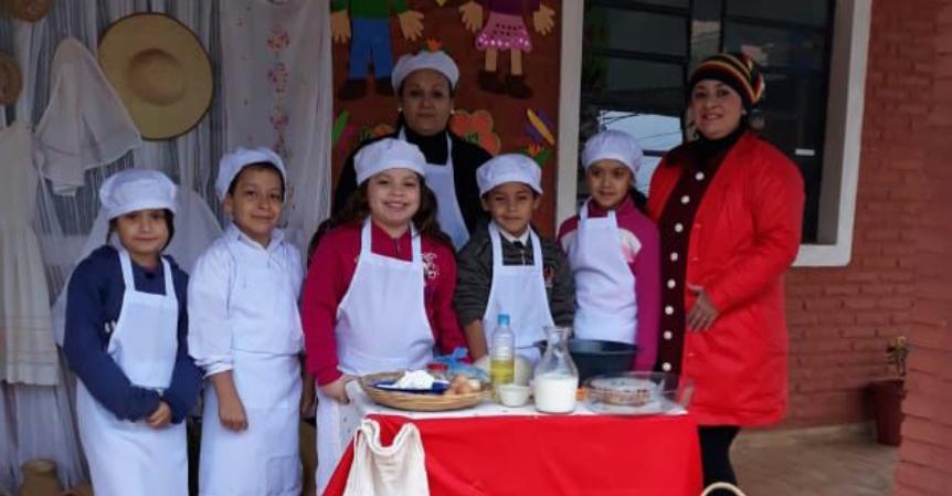 Celebran día del folklore  en la escuela Cervantes