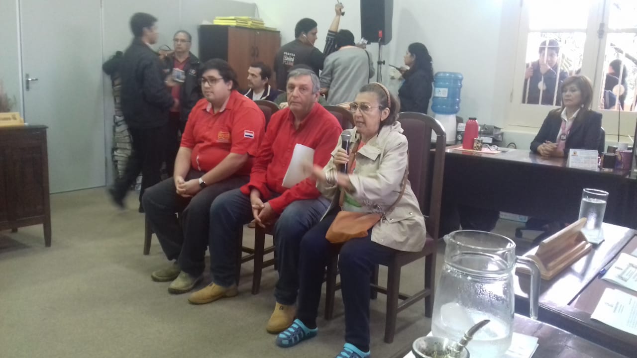 Personas que están en contra de la mudanza de la terminal de ómnibus estuvieron en la sesión
