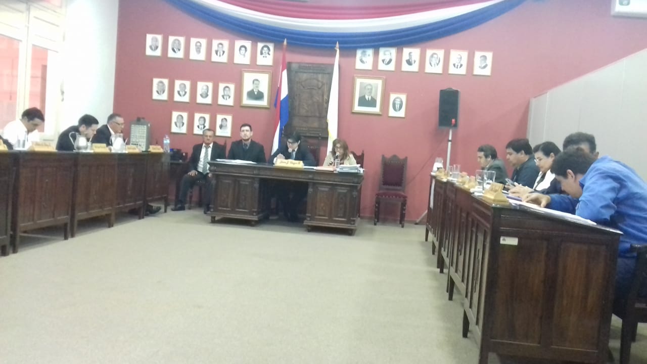 Concejal Torres aclara que no pretenden que la municipalidad les pague abogados