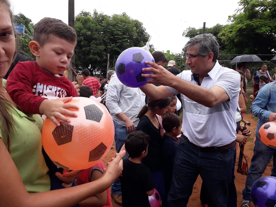 Gobernador entregó regalos de reyes, y niega trasfondo político