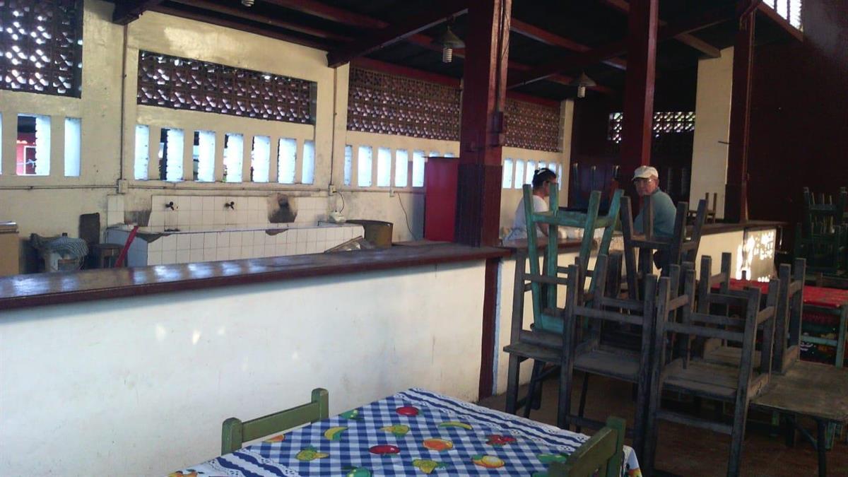 Vendedores abandonan sus negocios en el comedor del mercado 2