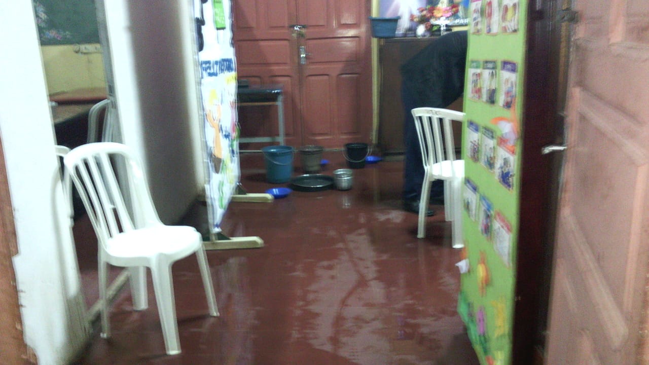 LLueve dentro de la Escuela Ramón Indalecio Cardozo