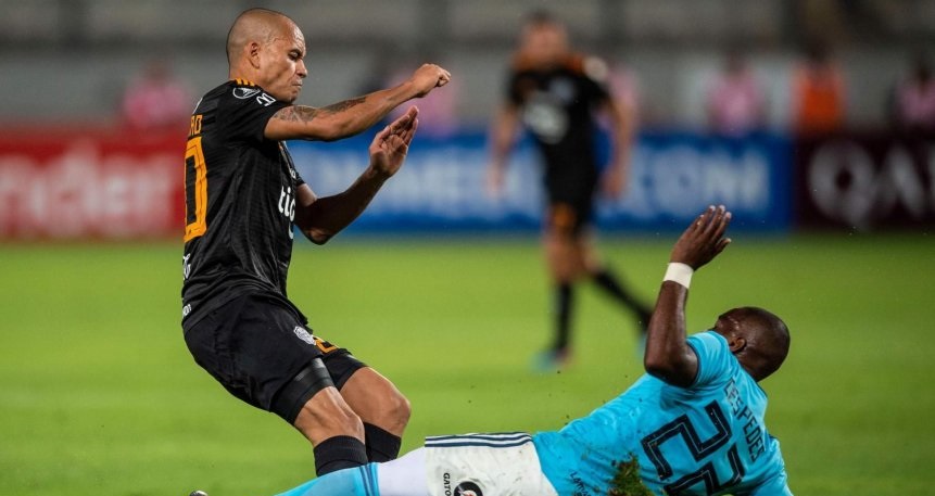 Olimpia golea en Lima