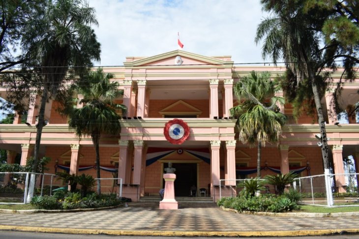 FUNCIONARIOS DE LA GOBERNACIÓN FUERON COMISIONADOS A LA MUNICIPALIDAD