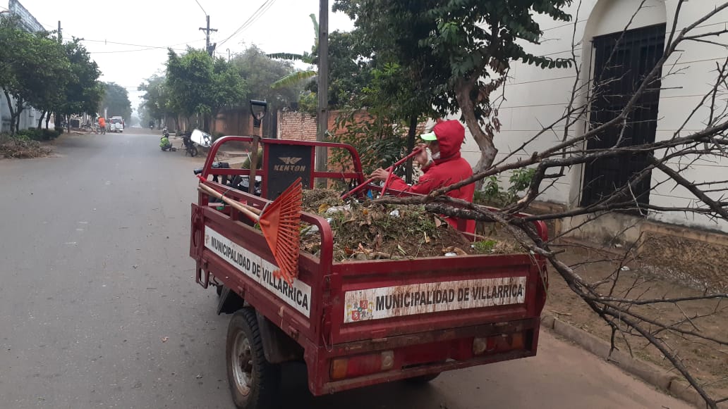 Trabajos de limpieza dentro del microcentro de Villarrica.