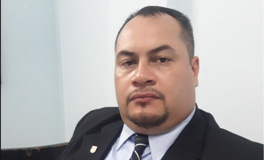 Claudio Almada se mostró molesto por las expresiones de José Santacruz