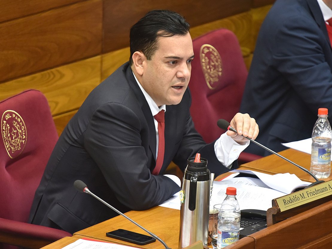 Postergan tratamiento de la pérdida de investidura del senador Friedmann.