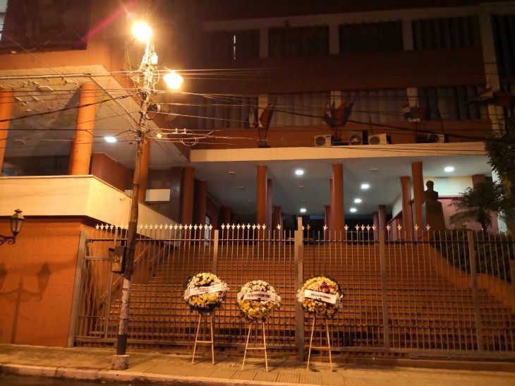 Sin ser delito, policías indagan sobre envío de flores frente a la ANR.