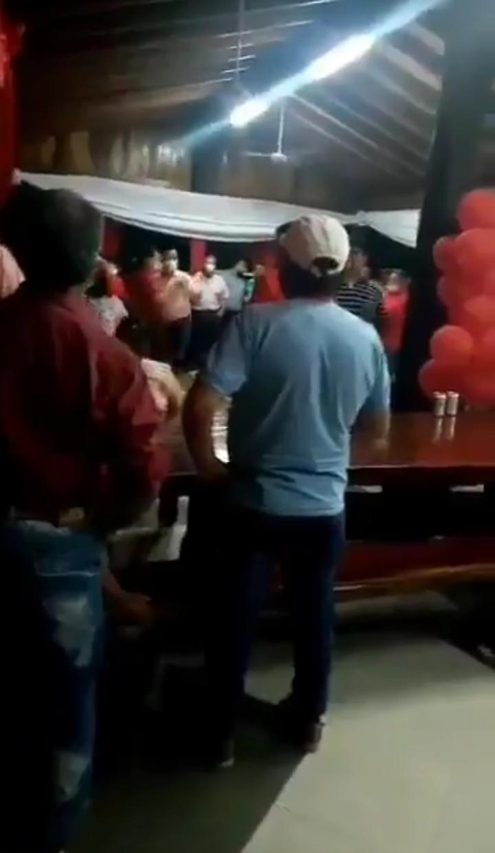 Cuevas festejó su prisión domiciliaria con una multitudinaria fiesta.