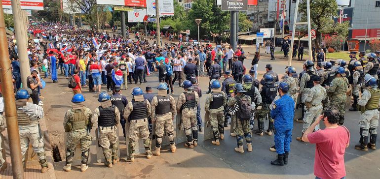 Manifestantes marchan hasta la zona primaria.