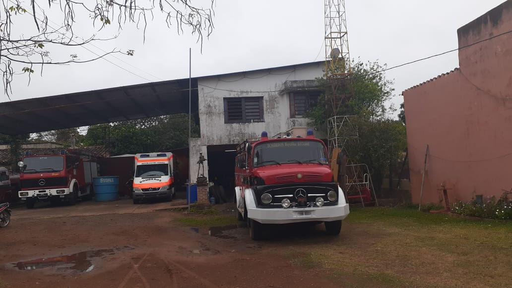 Bomberos negros de Villarrica asistieron a 6 servicios durante la semana.