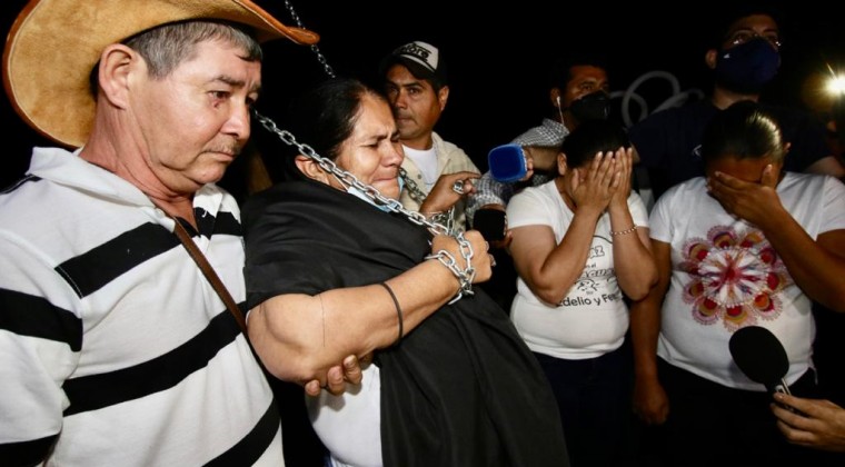 Doña Obdulia se encadena frente a base de la FTC y emplaza hasta mañana a Euclides Acevedo.