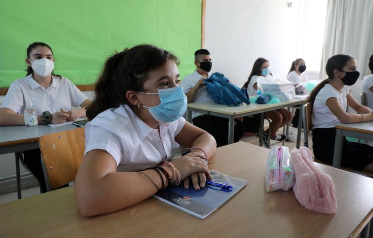 Salud analiza vuelta a clases para alumnos de último año en noviembre.