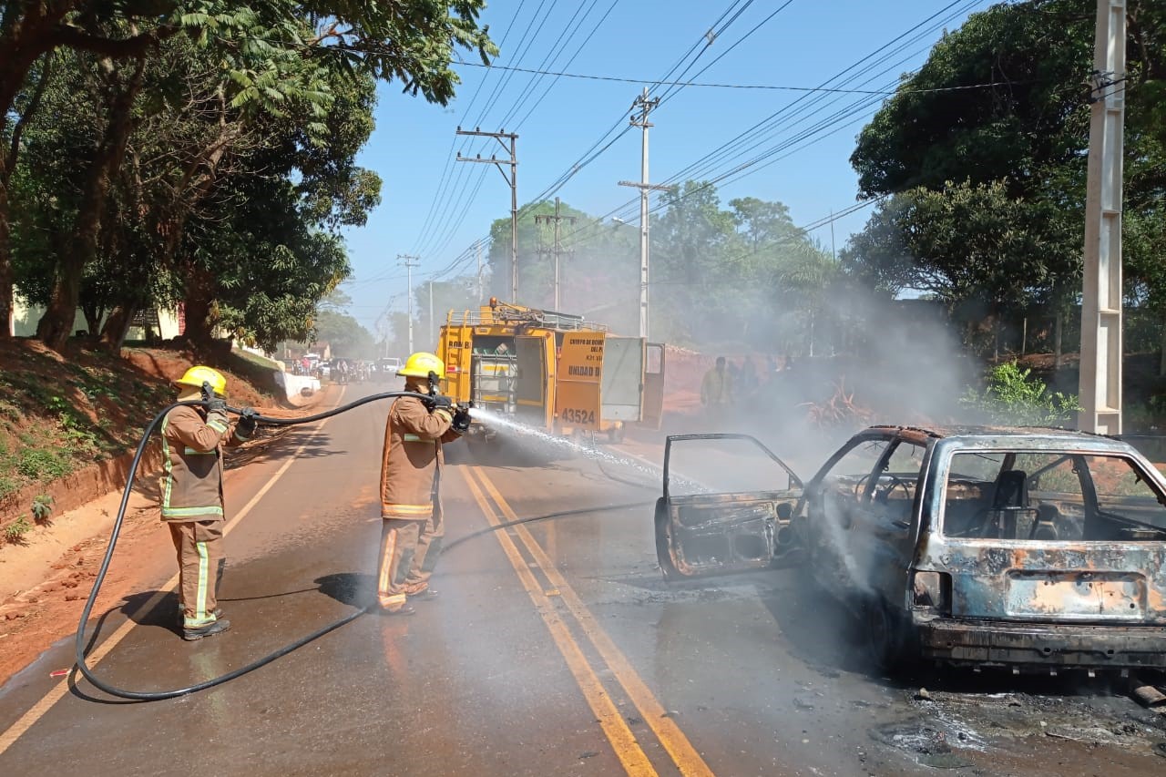 Incendio de un vehículo cerca de la comisaría de Caroveni.