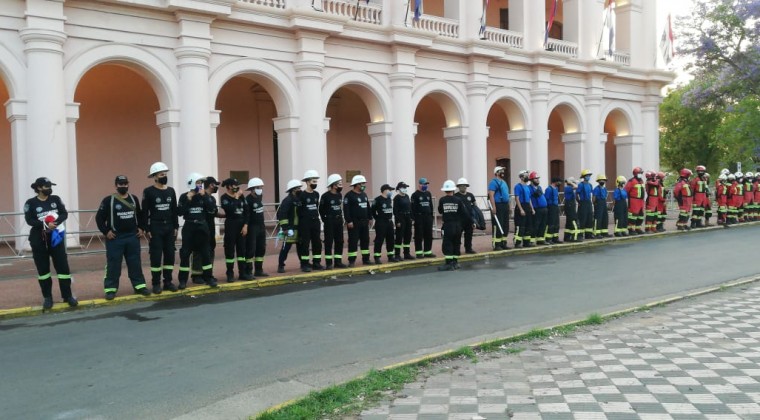 Bomberos se manifiestan en apoyo a proyecto de seguro social