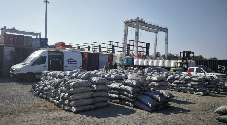 Cae importante carga de cocaína en Villeta: droga iba oculta entre bolsas de carbón.